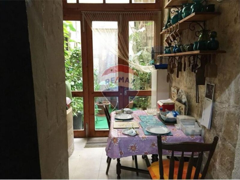 NAXXAR – Magnificent Victorian Townhouse with Historic Charm € 850,000