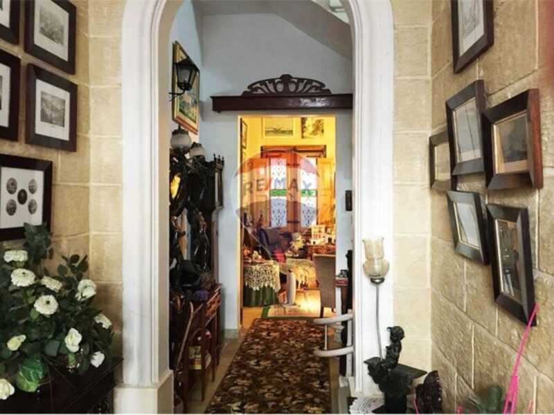 NAXXAR – Magnificent Victorian Townhouse with Historic Charm € 850,000