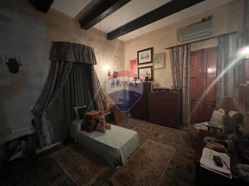 NAXXAR – Magnificent Victorian Townhouse with Historic Charm € 850,000